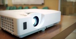 Projecteur pas cher : les rétroprojecteurs avec le meilleur rapport qualité prix